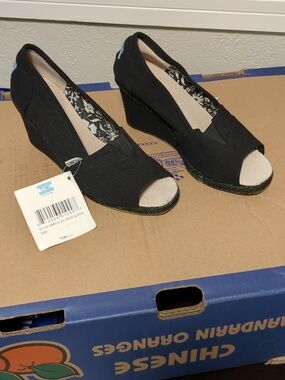 NWT women's Wedges TOMS